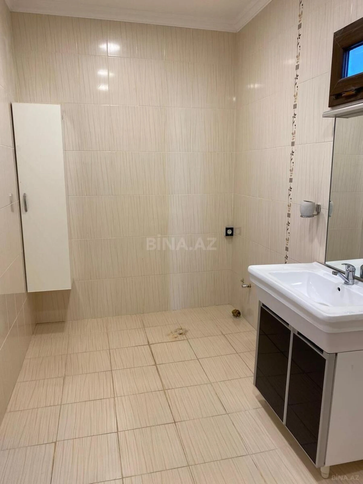 Satılır 5 otaqlı həyət evi 240 m²