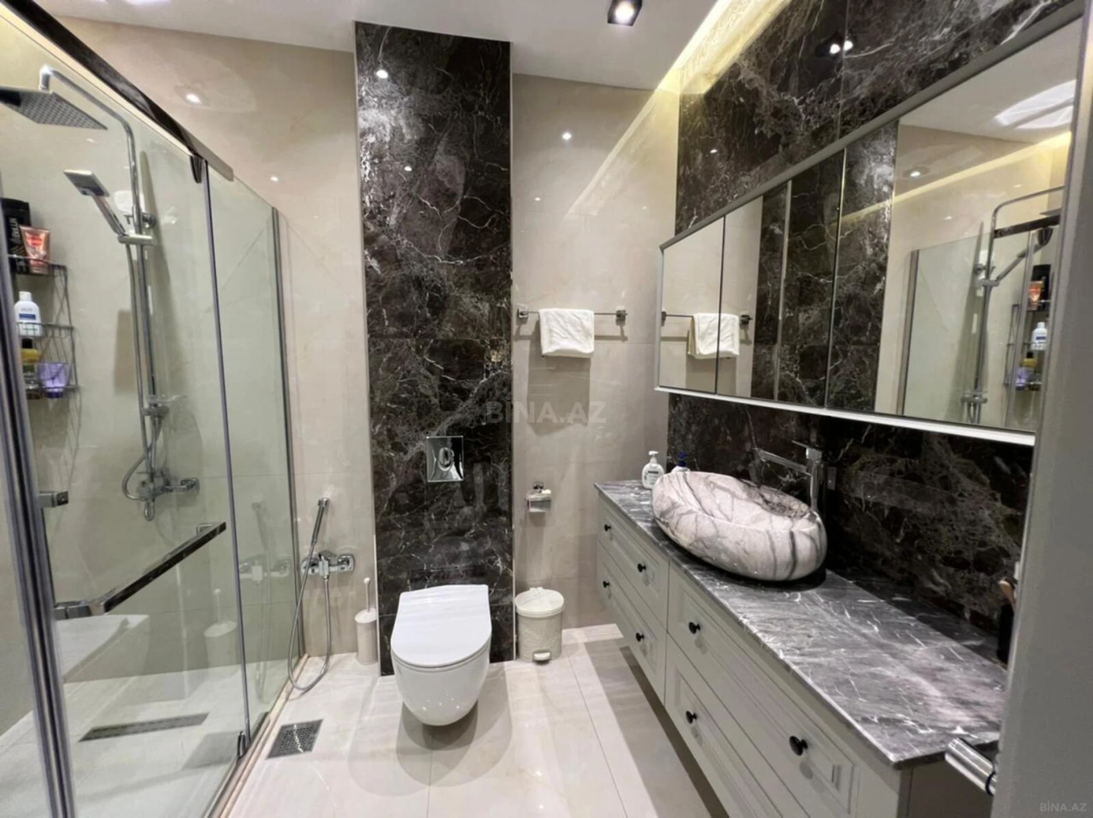 Kirayə verilir 2 otaqlı mənzil 110 m²