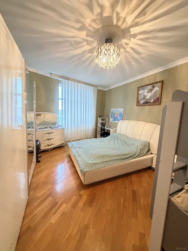 Satılır 2 otaqlı mənzil 110 m²