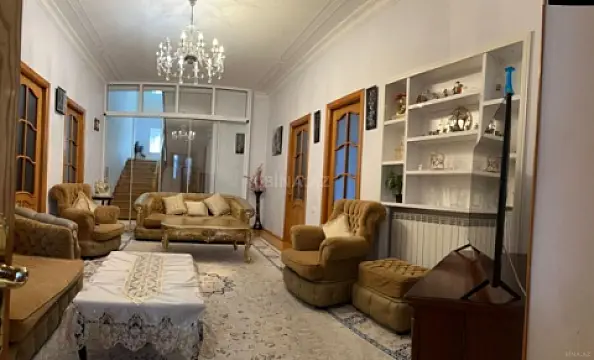 Satılır 9 otaqlı həyət evi 350 m²