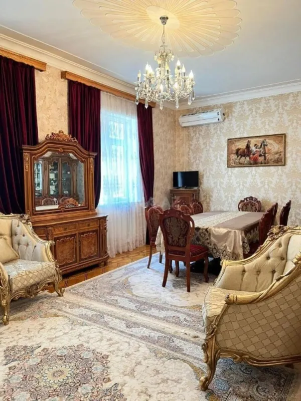 Satılır 9 otaqlı həyət evi 350 m²