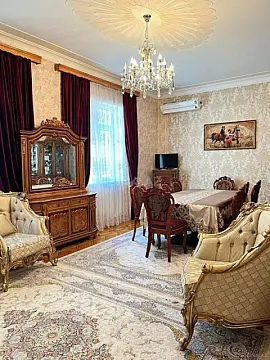 Satılır 9 otaqlı həyət evi 350 m²