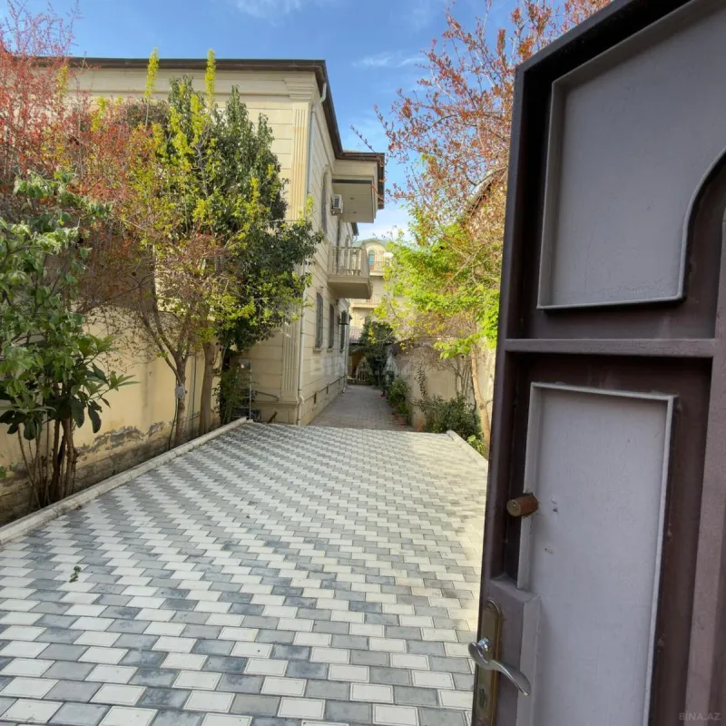 Satılır 9 otaqlı həyət evi 350 m²