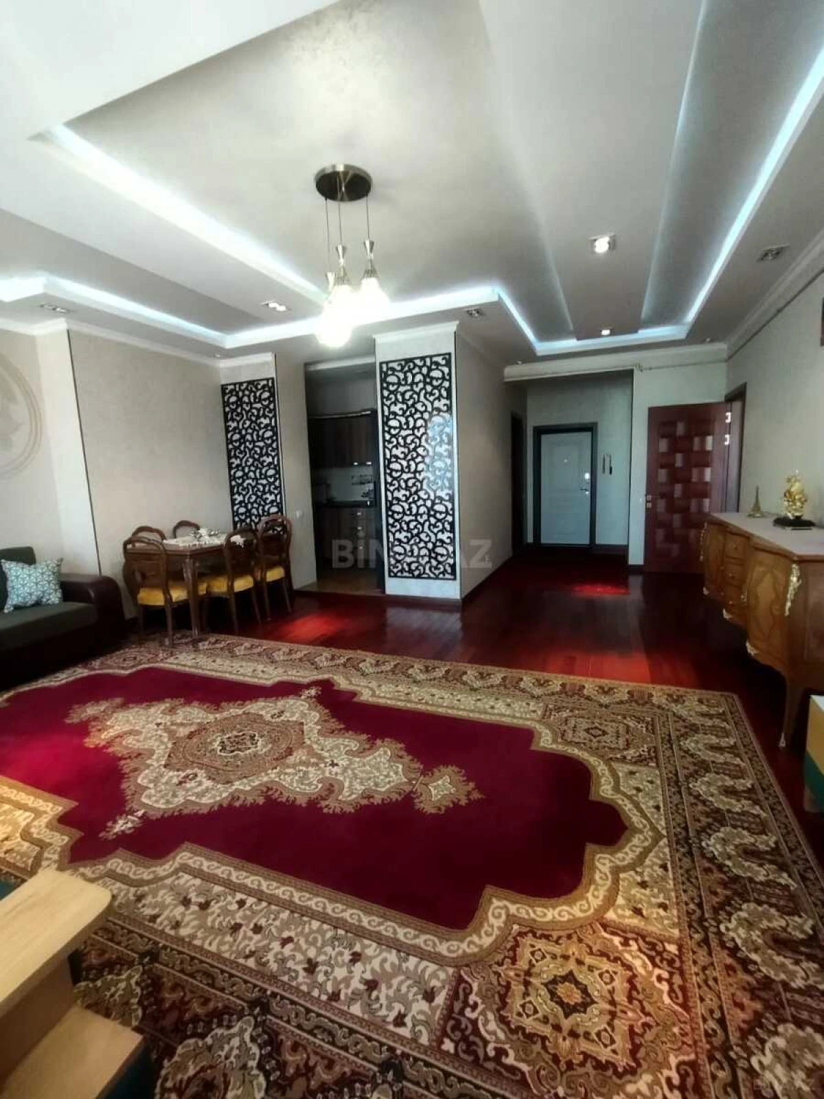 Kirayə verilir 2 otaqlı mənzil 81 m²