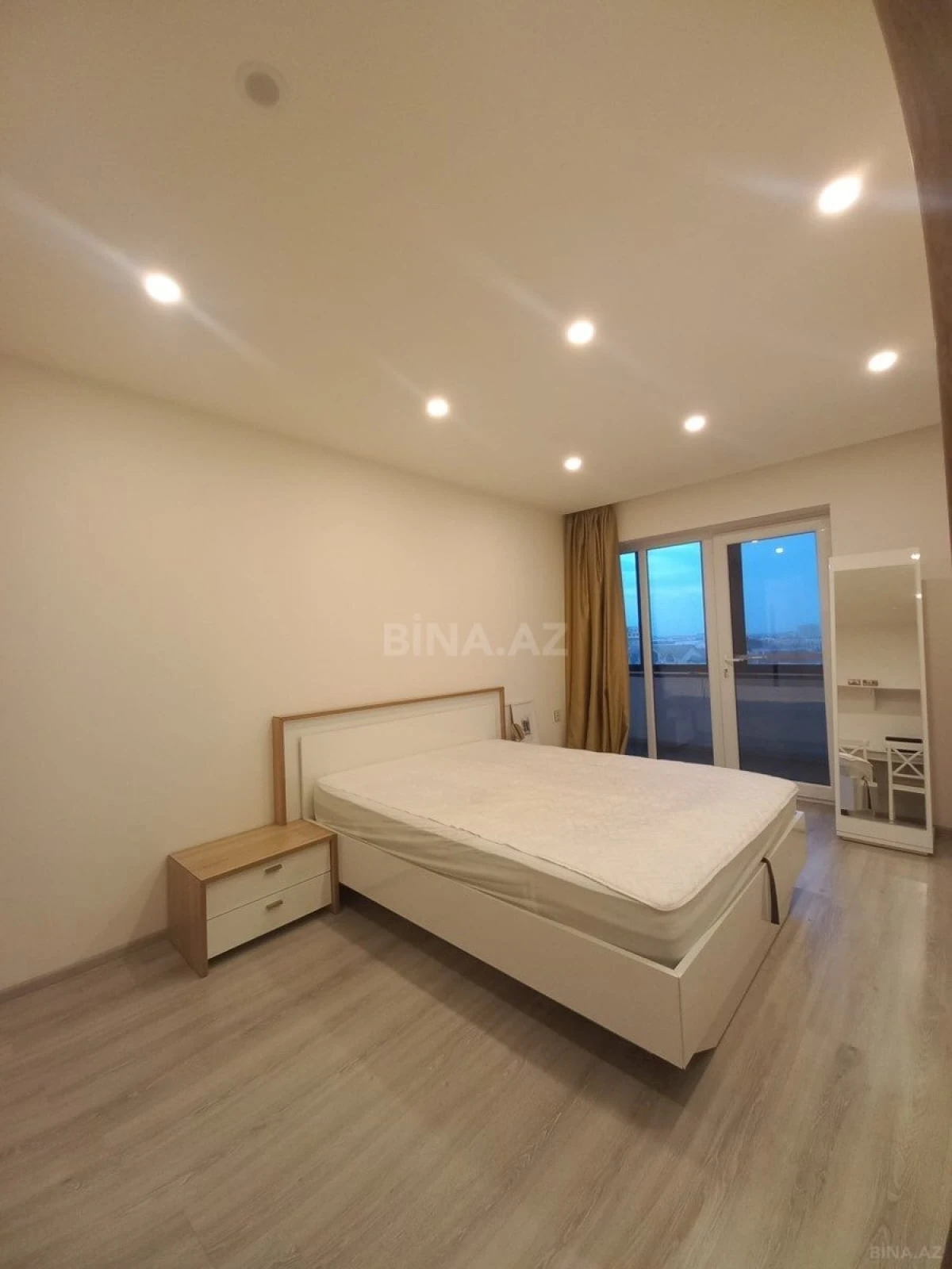 Kirayə verilir 2 otaqlı mənzil 70 m²