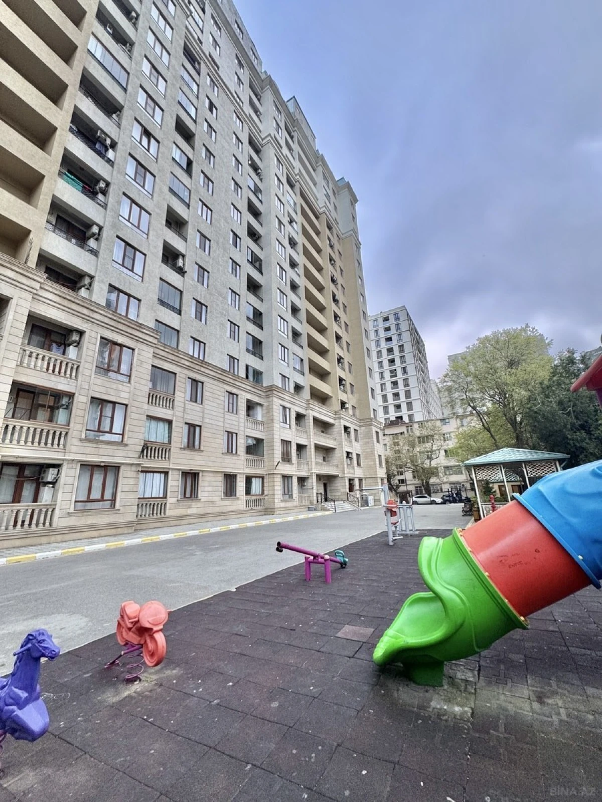 Satılır 4 otaqlı mənzil 167 m²