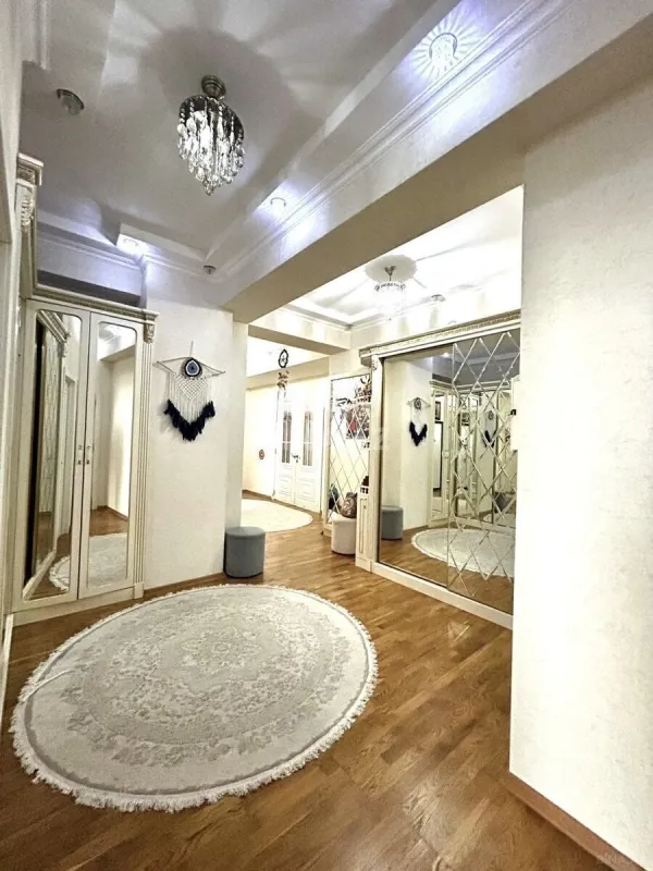 Satılır 4 otaqlı mənzil 167 m²