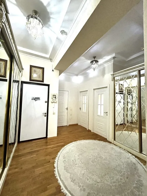 Satılır 4 otaqlı mənzil 167 m²