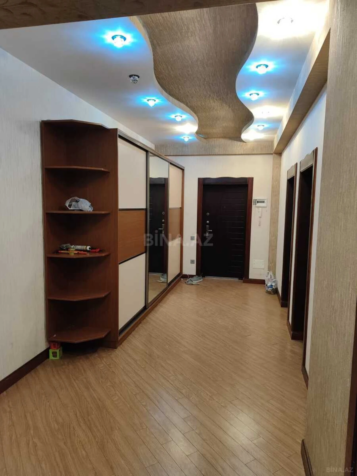 Satılır 3 otaqlı mənzil 121 m²