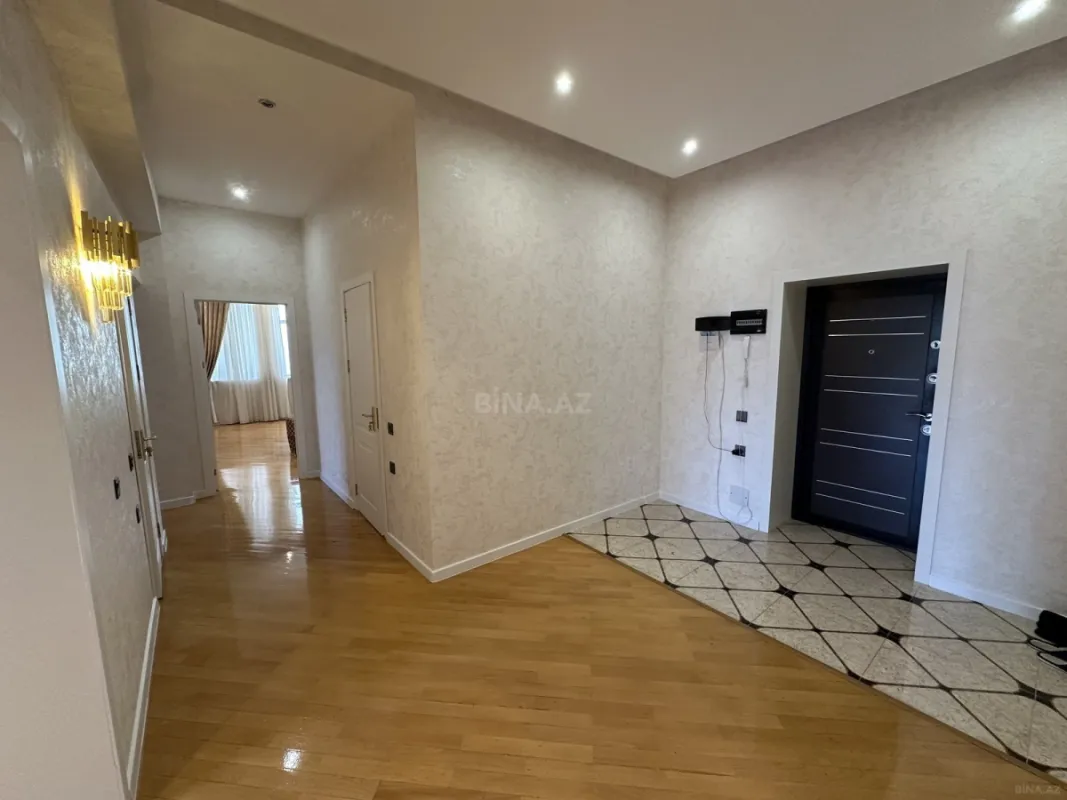 Satılır 3 otaqlı mənzil 135 m²