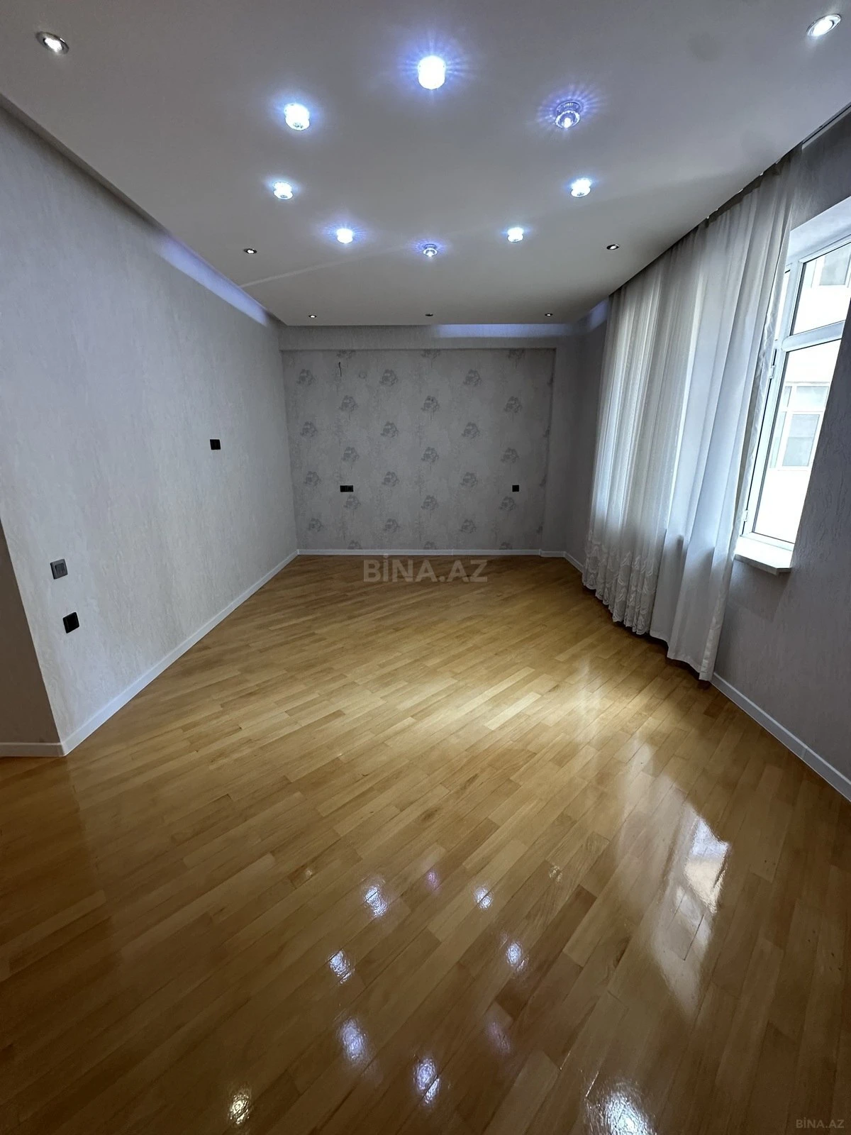 Satılır 3 otaqlı mənzil 135 m²