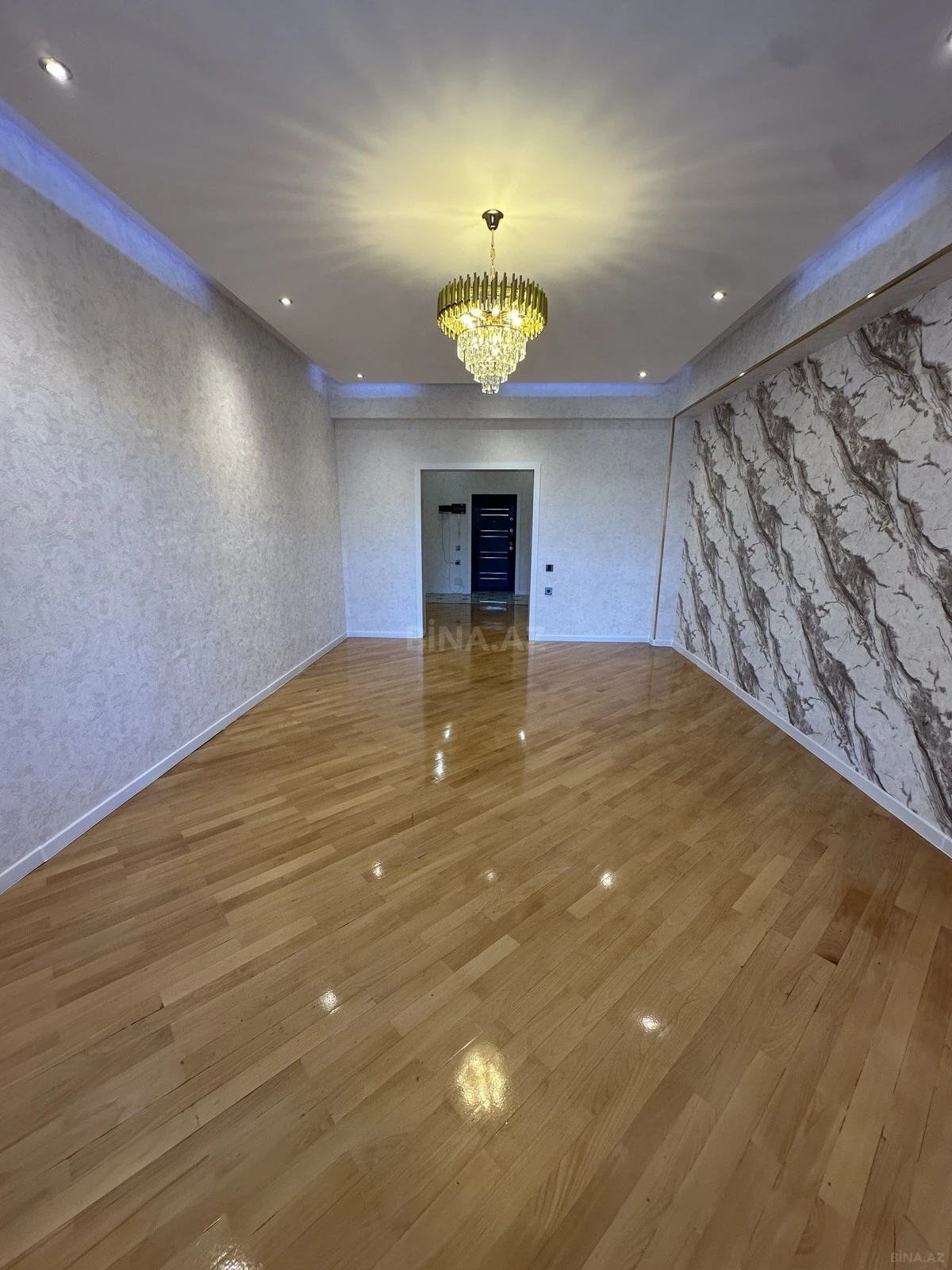Satılır 3 otaqlı mənzil 135 m²