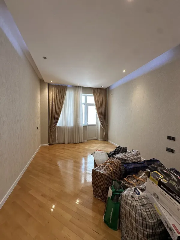 Satılır 3 otaqlı mənzil 135 m²