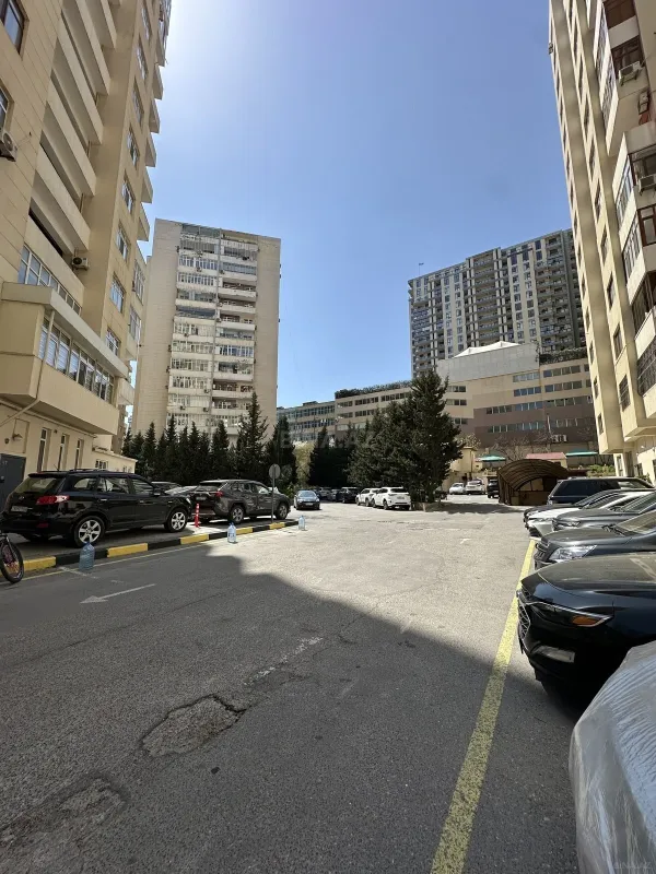 Satılır 3 otaqlı mənzil 135 m²