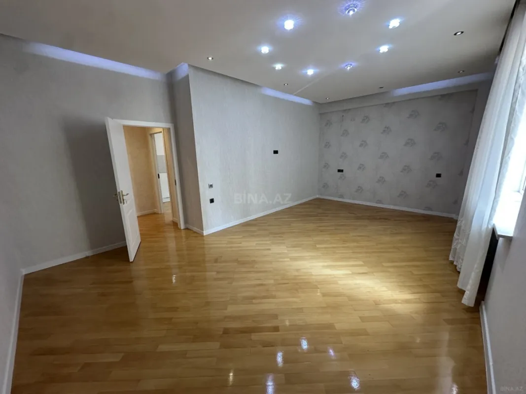 Satılır 3 otaqlı mənzil 135 m²