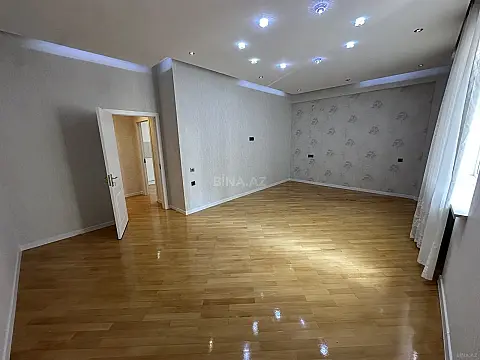 Satılır 3 otaqlı mənzil 135 m²