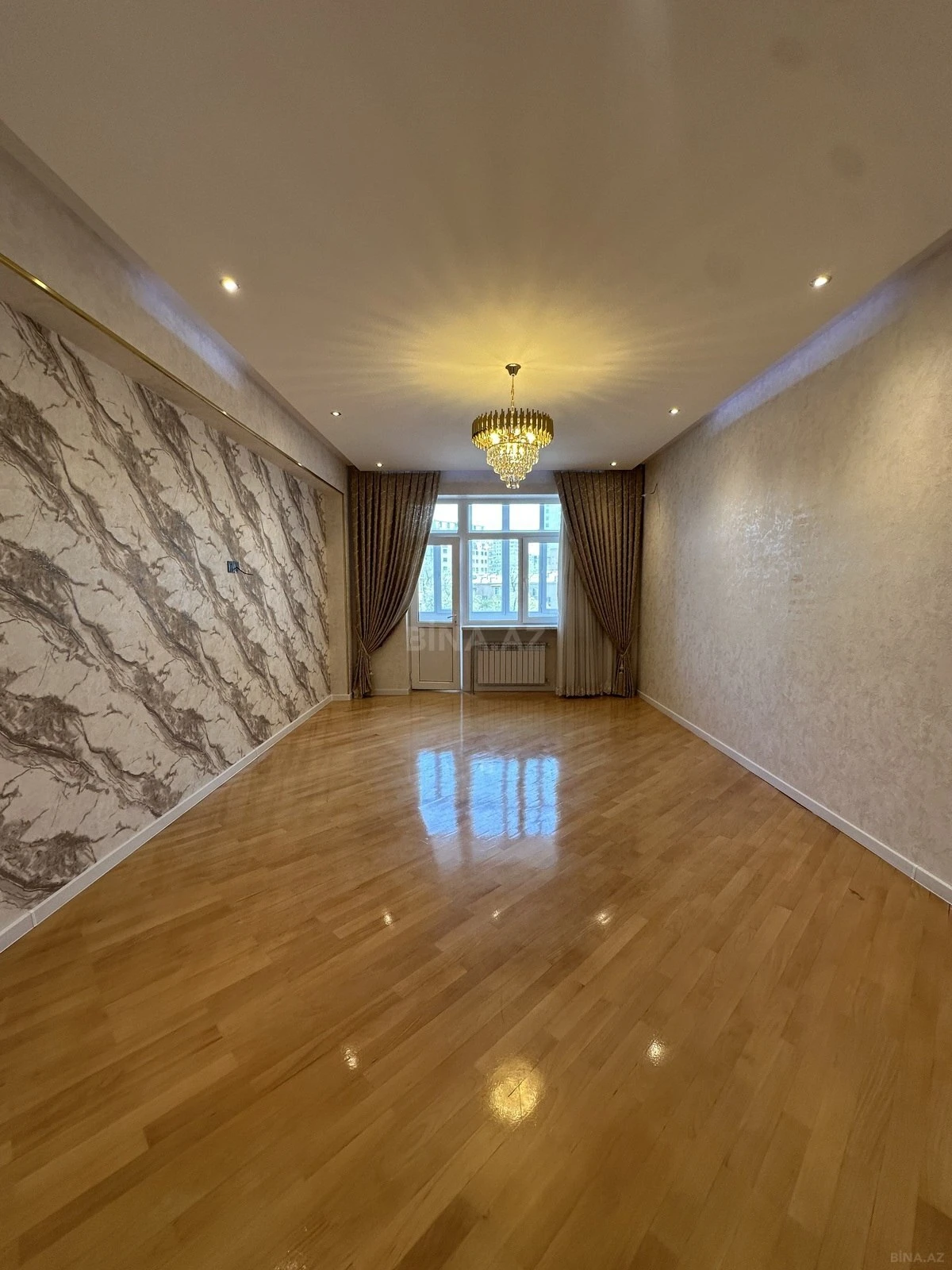 Satılır 3 otaqlı mənzil 135 m²