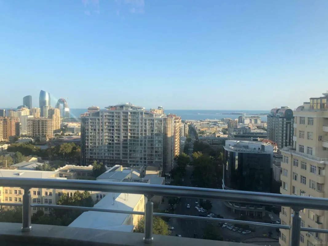 Satılır 4 otaqlı mənzil 217 m²