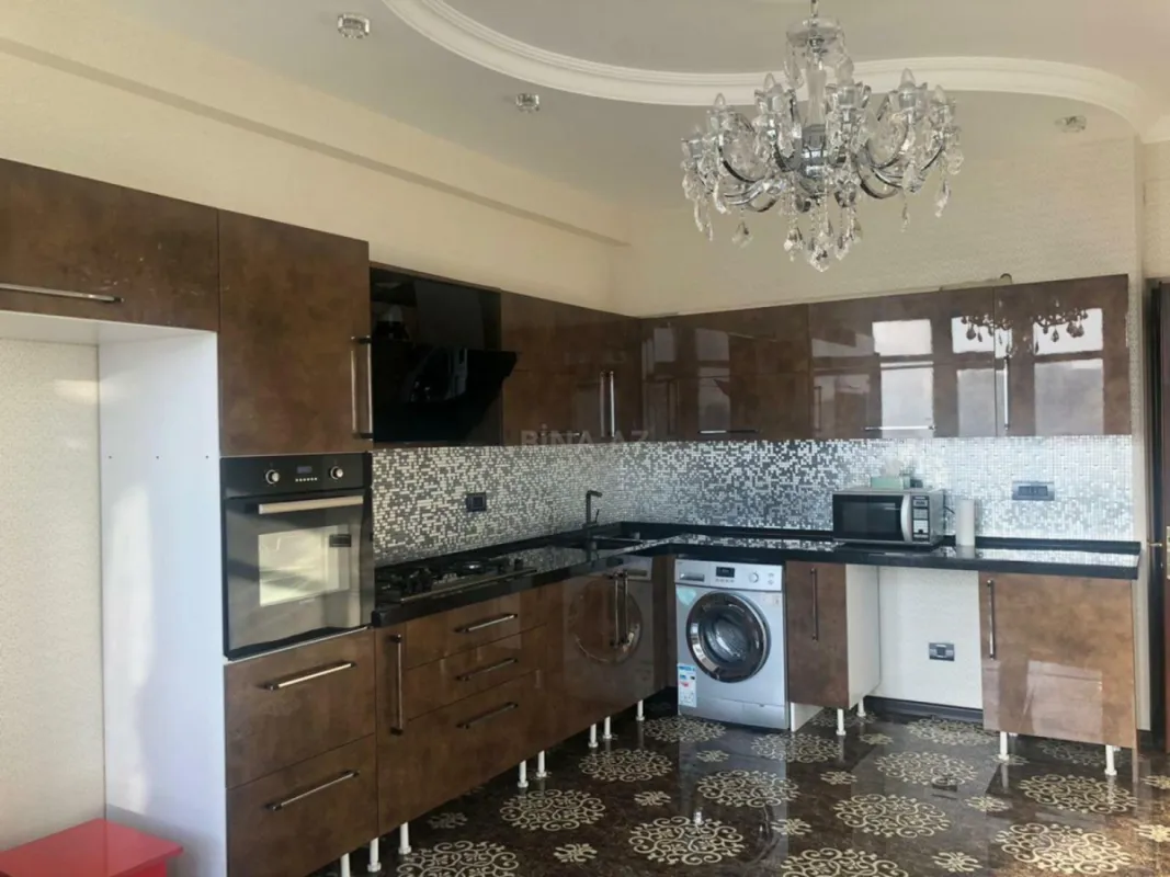 Satılır 4 otaqlı mənzil 217 m²