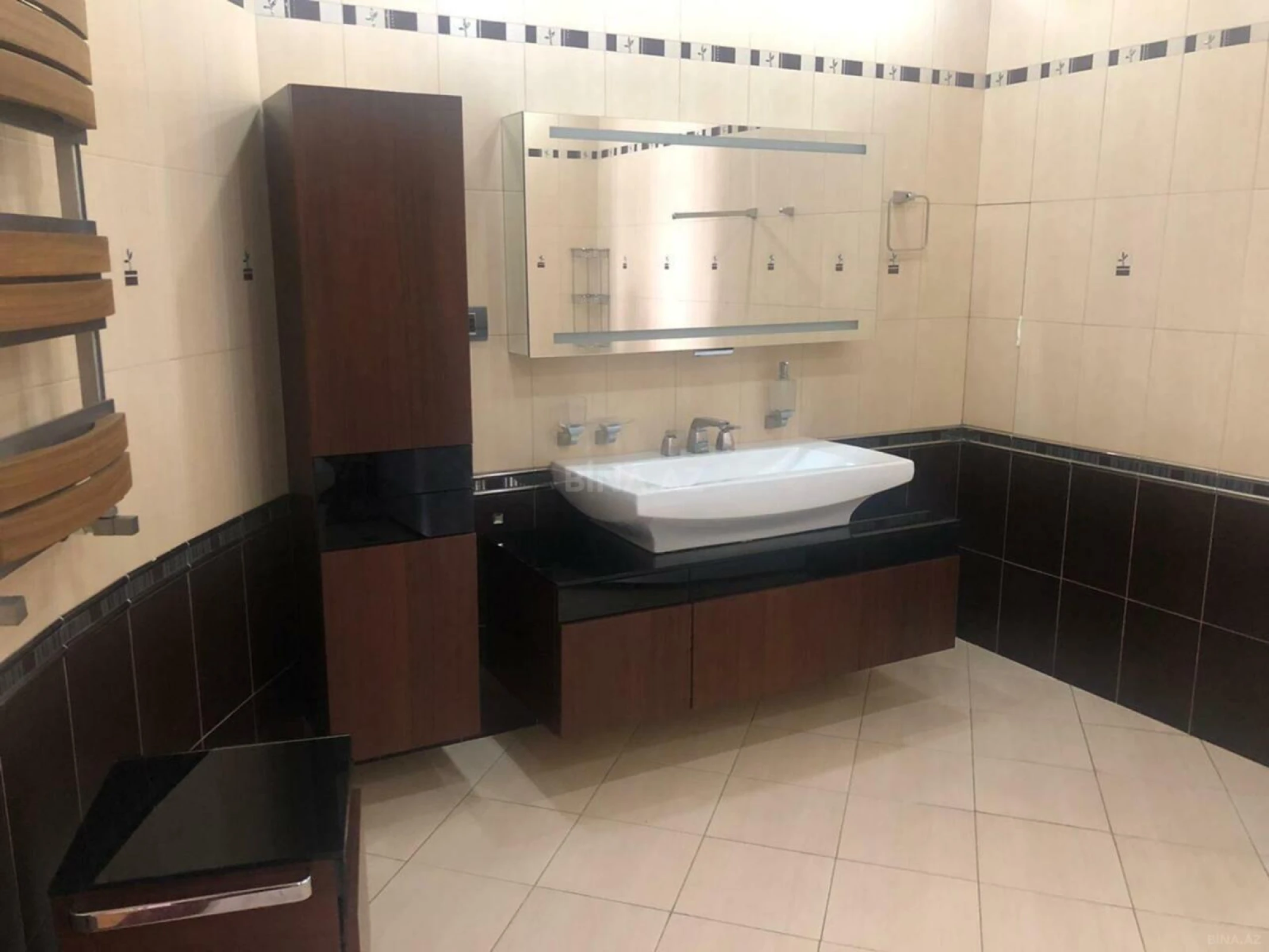 Satılır 4 otaqlı mənzil 217 m²