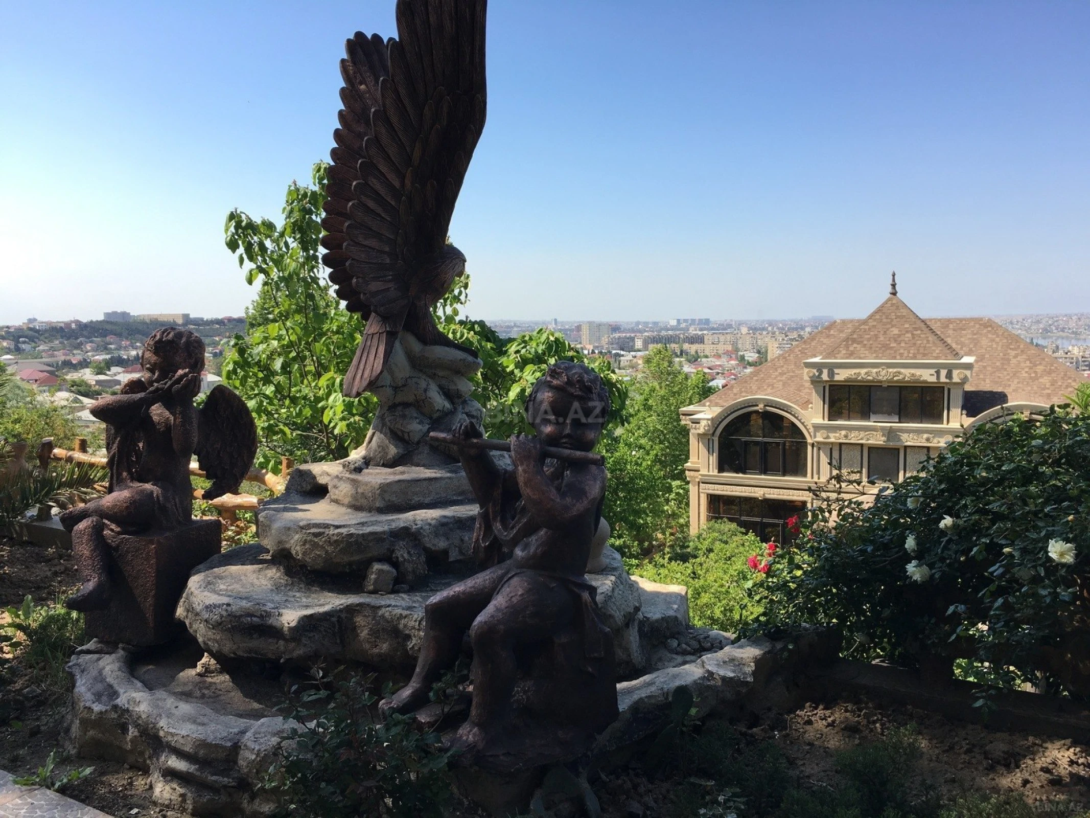 Satılır 10 otaqlı həyət evi 300 m²