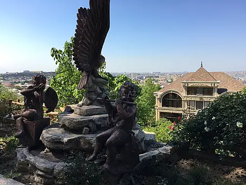 Satılır 10 otaqlı həyət evi 300 m²