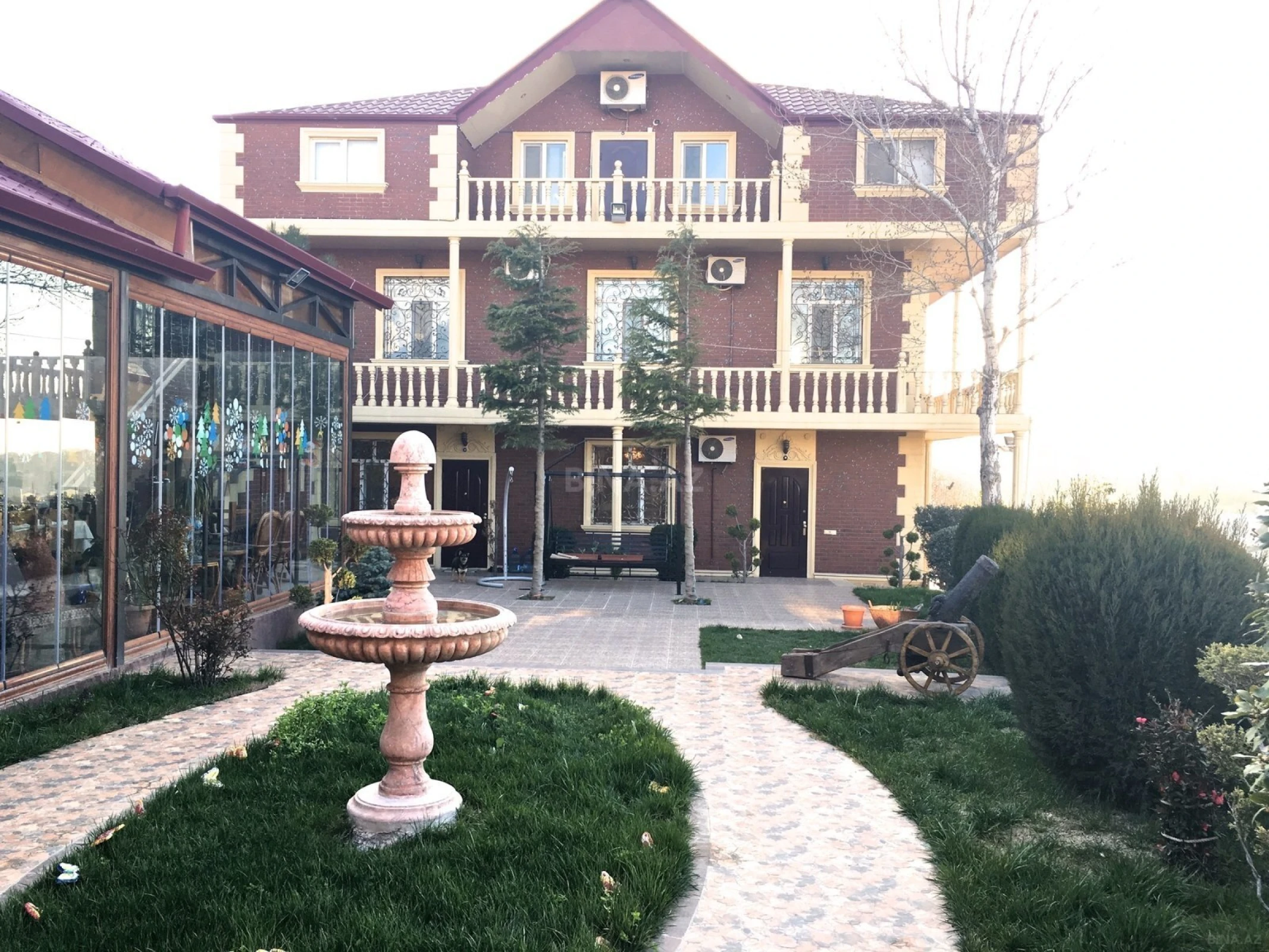 Satılır 10 otaqlı həyət evi 300 m²