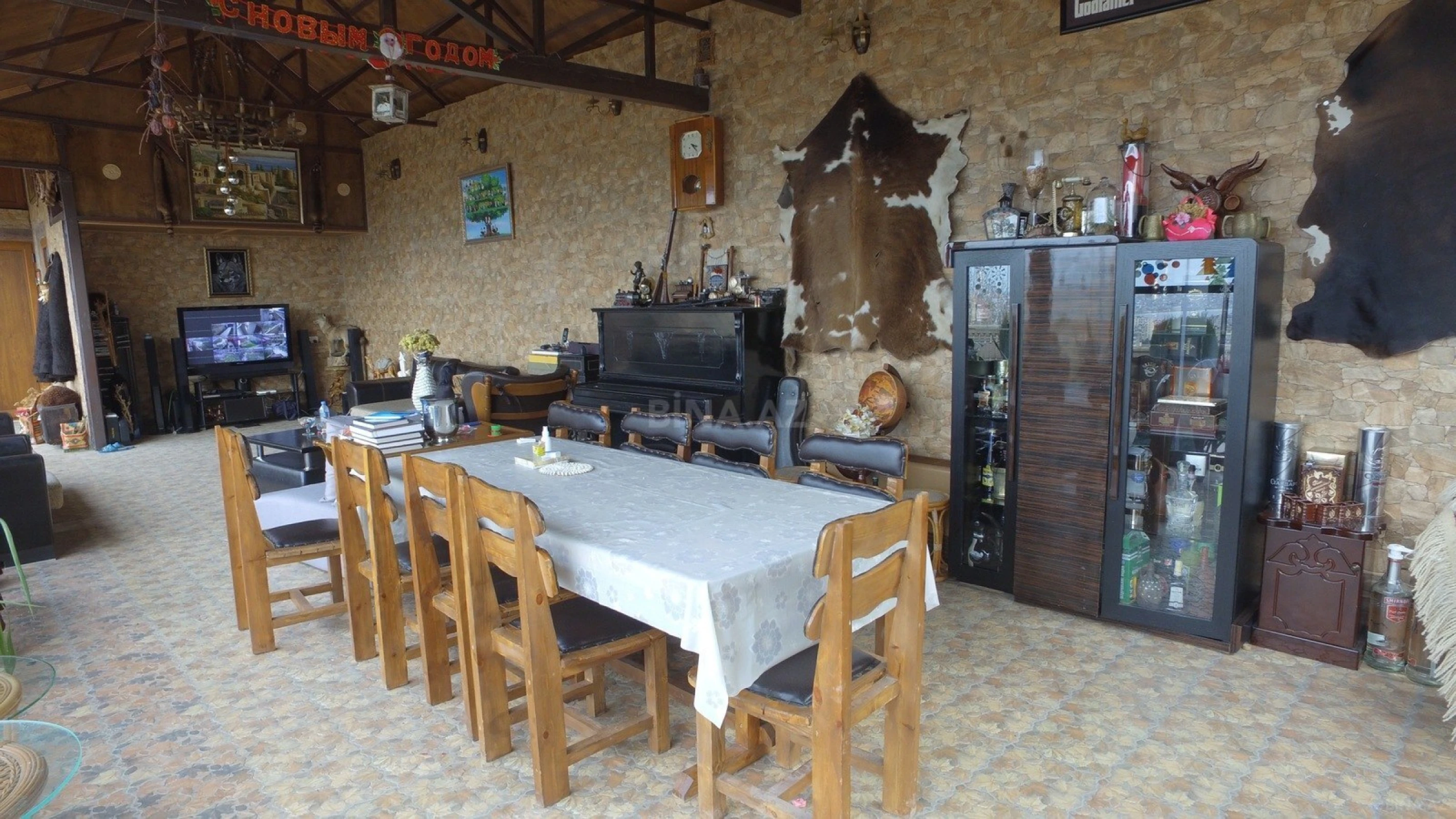 Satılır 10 otaqlı həyət evi 300 m²