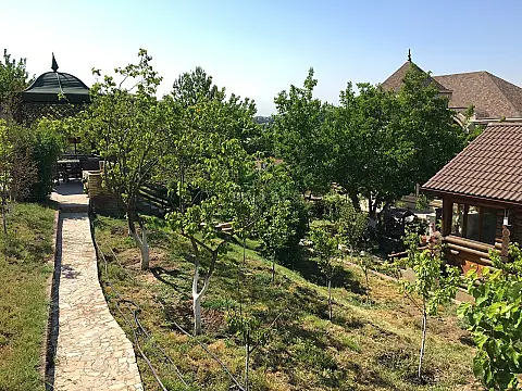 Satılır 10 otaqlı həyət evi 300 m²