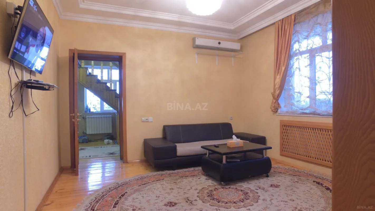 Satılır 10 otaqlı həyət evi 300 m²
