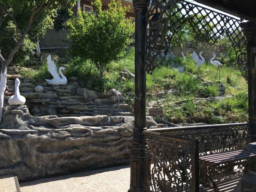 Satılır 10 otaqlı həyət evi 300 m²