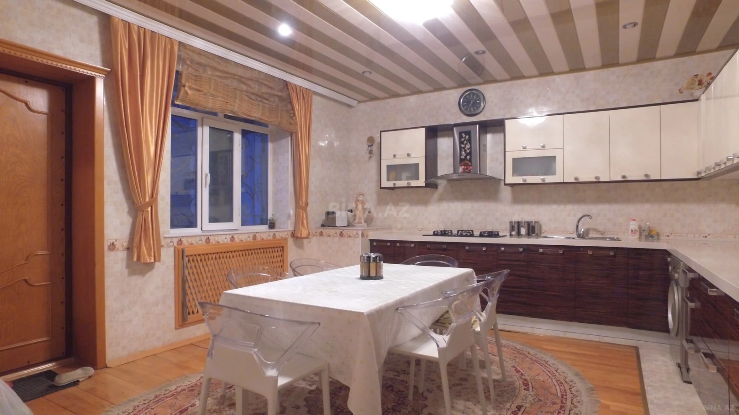 Satılır 10 otaqlı həyət evi 300 m²