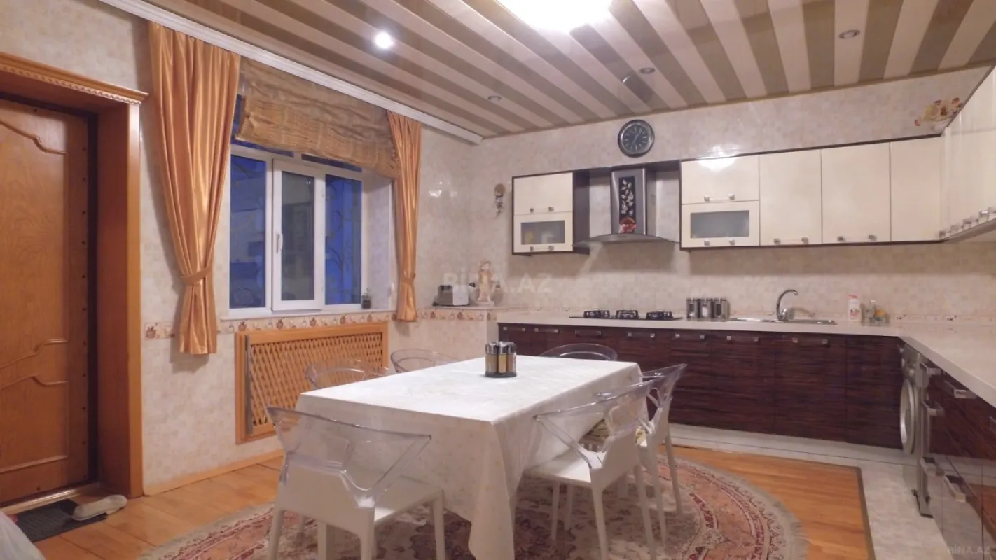Satılır 10 otaqlı həyət evi 300 m²