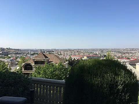 Satılır 10 otaqlı həyət evi 300 m²