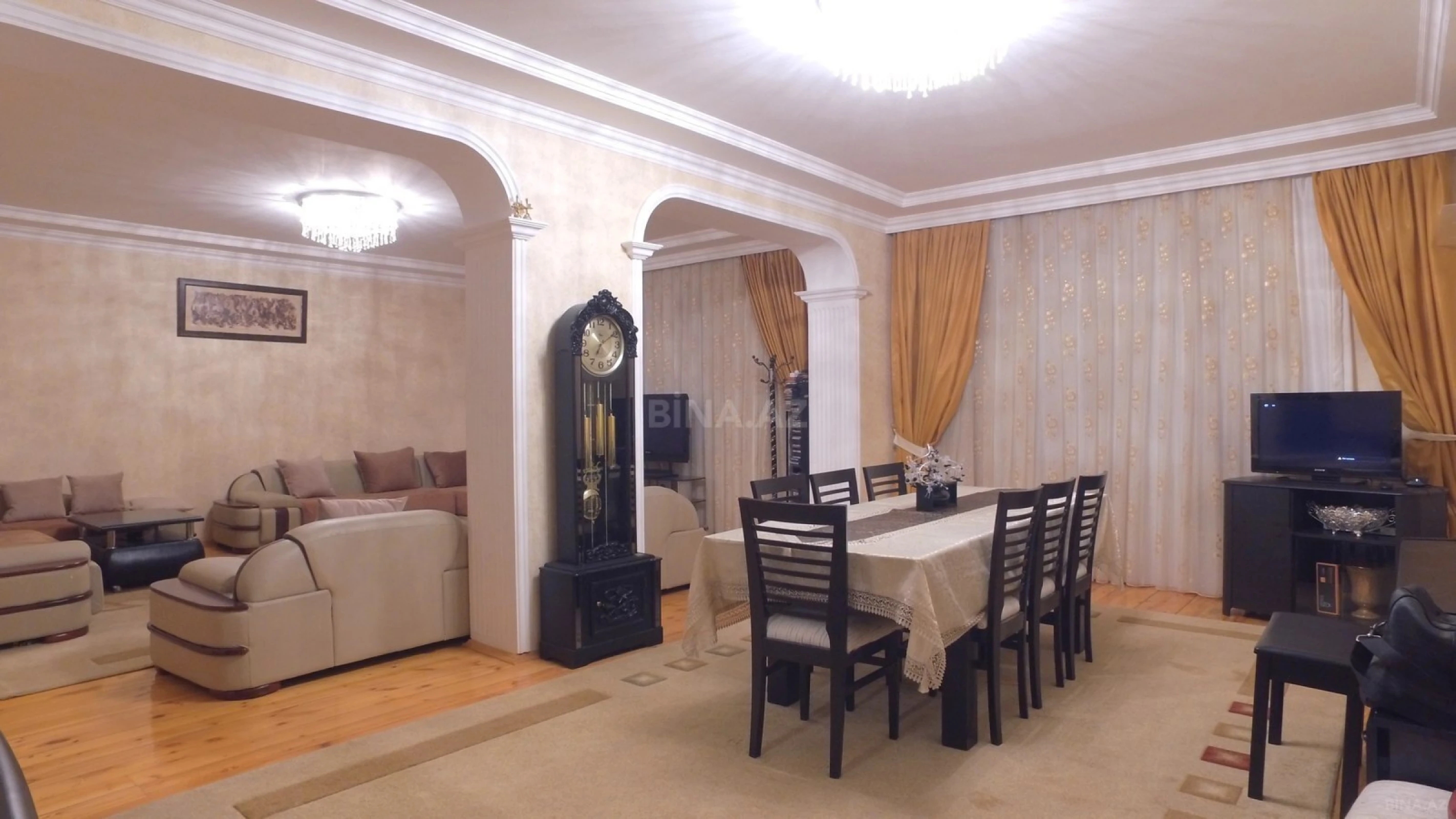 Satılır 10 otaqlı həyət evi 300 m²