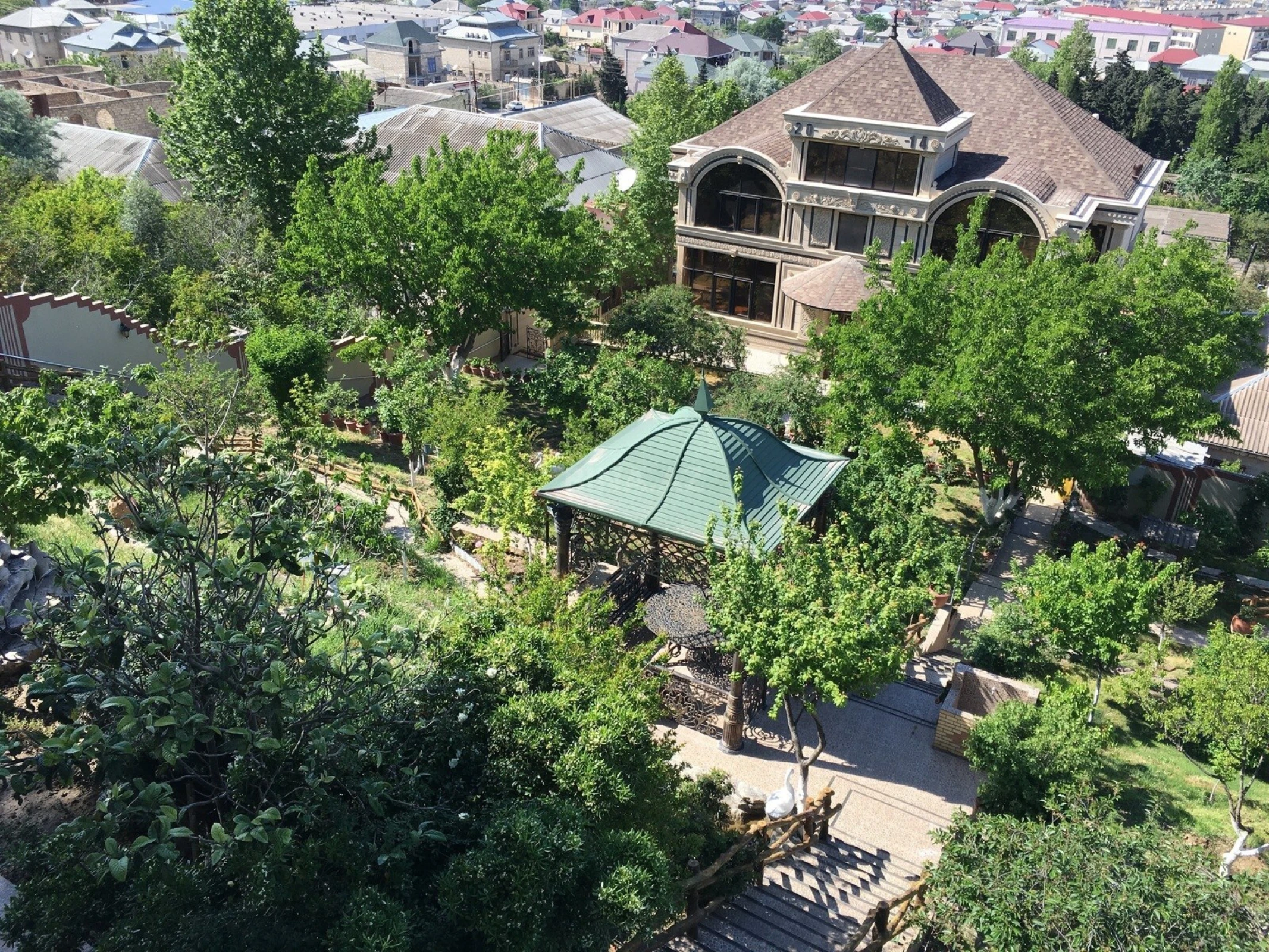 Satılır 10 otaqlı həyət evi 300 m²