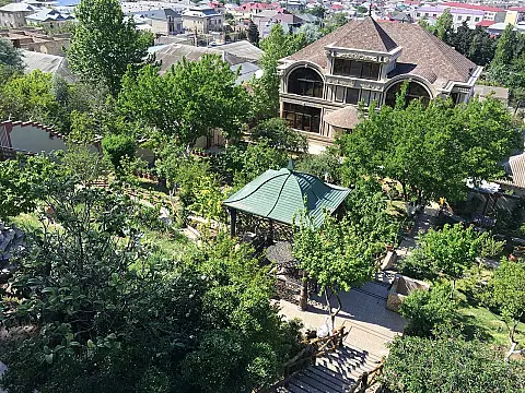 Satılır 10 otaqlı həyət evi 300 m²