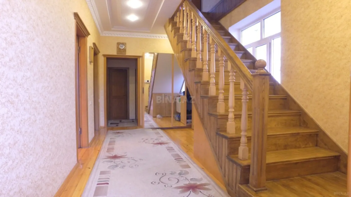 Satılır 10 otaqlı həyət evi 300 m²