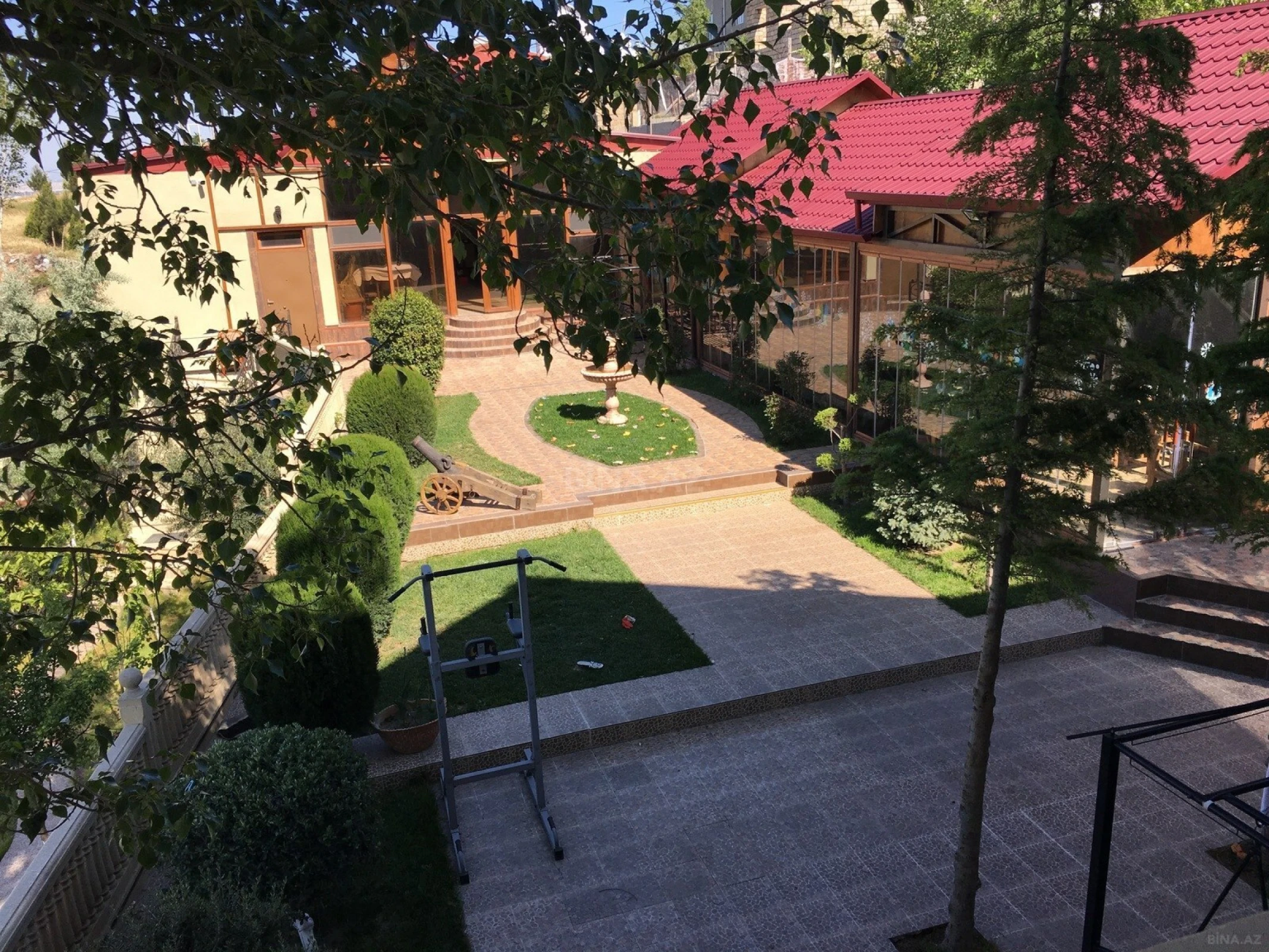 Satılır 10 otaqlı həyət evi 300 m²