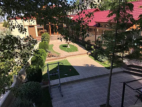 Satılır 10 otaqlı həyət evi 300 m²