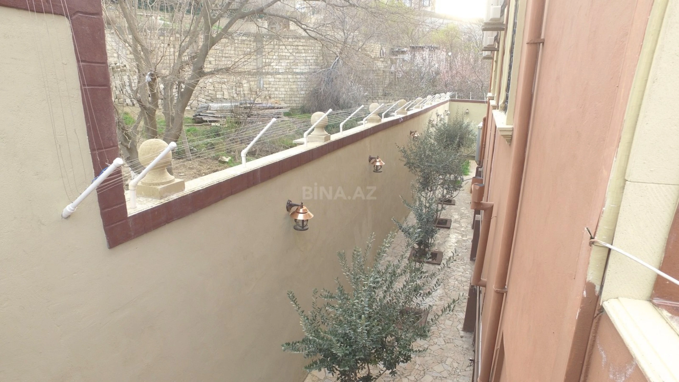 Satılır 10 otaqlı həyət evi 300 m²