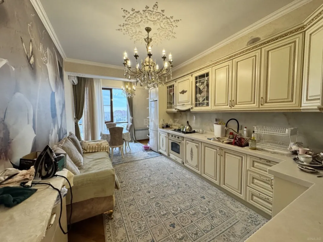 Satılır 3 otaqlı mənzil 135 m²