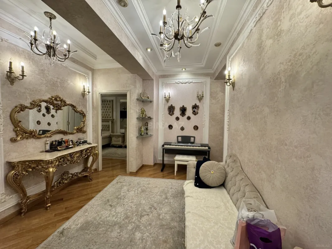 Satılır 3 otaqlı mənzil 135 m²