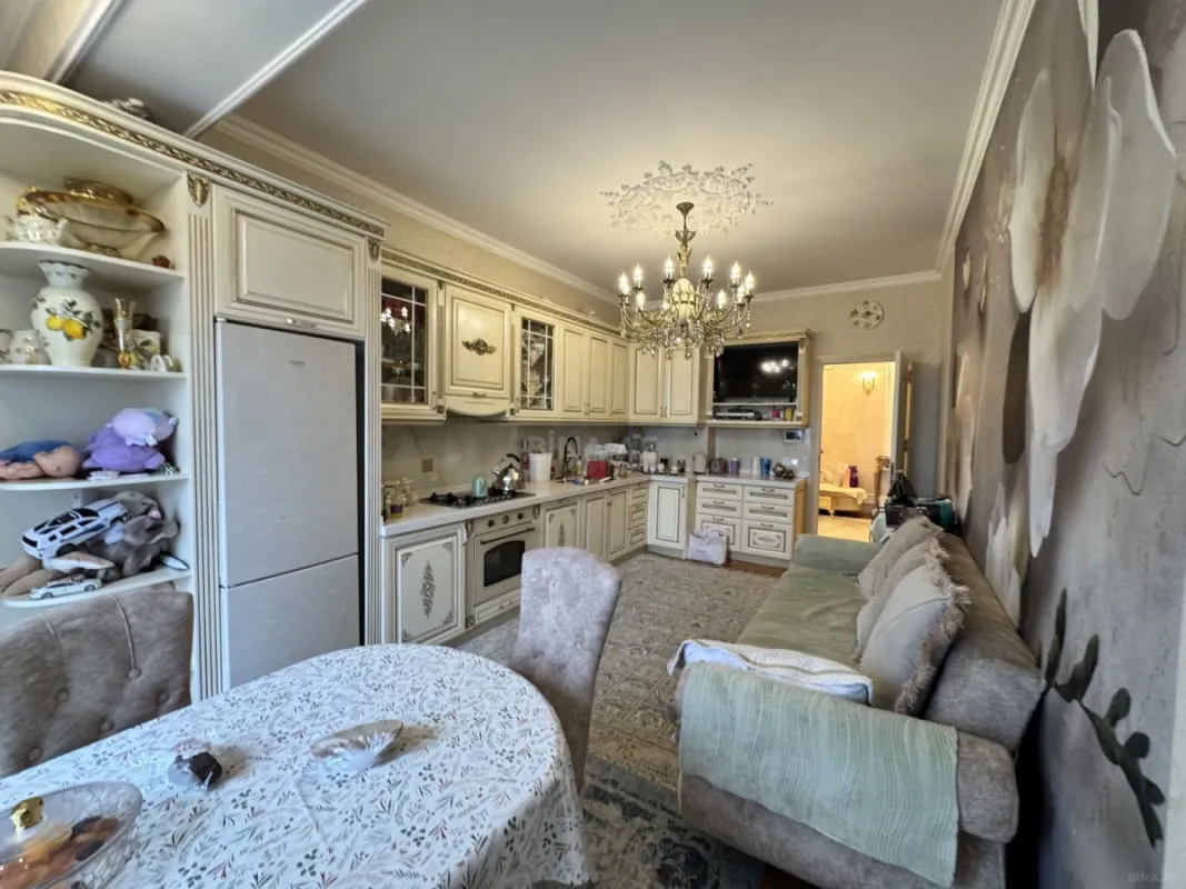 Satılır 3 otaqlı mənzil 135 m²