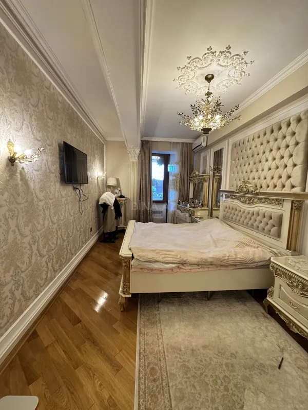 Satılır 3 otaqlı mənzil 135 m²