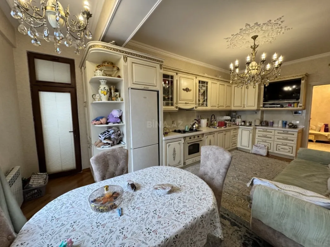 Satılır 3 otaqlı mənzil 135 m²