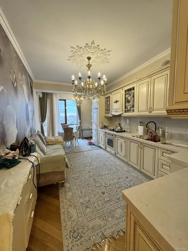 Satılır 3 otaqlı mənzil 135 m²