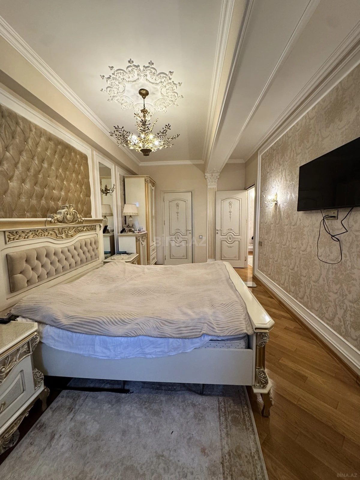 Satılır 3 otaqlı mənzil 135 m²