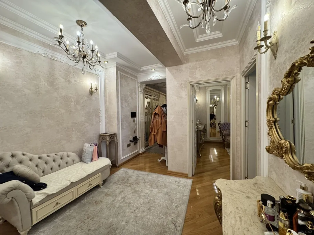 Satılır 3 otaqlı mənzil 135 m²