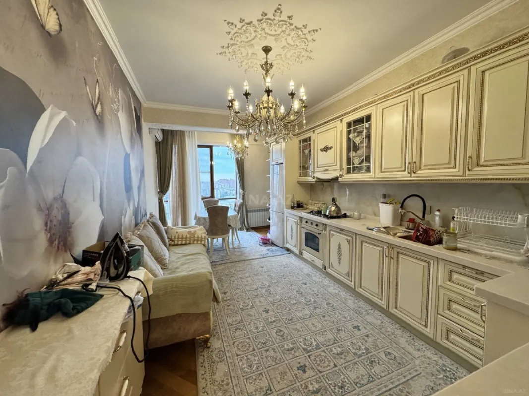 Satılır 3 otaqlı mənzil 135 m²